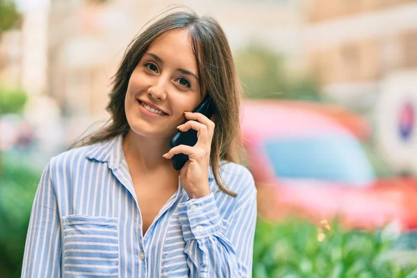 Joven Mujer Hispana Sonriendo Feliz Hablando Smartphone Ciudad — Foto de Stock