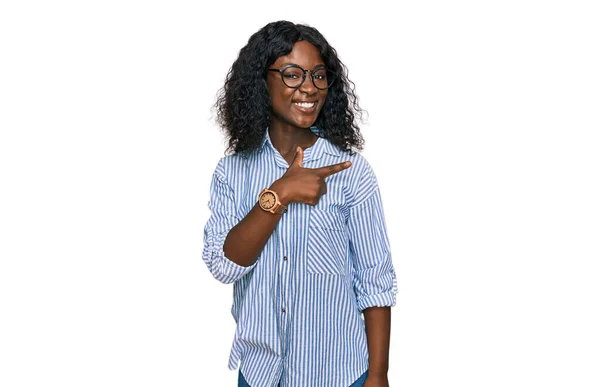 Bela Jovem Africana Vestindo Roupas Casuais Óculos Alegres Com Sorriso — Fotografia de Stock