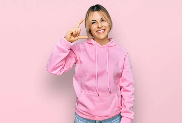 Ung Kaukasiska Kvinna Bär Casual Sweatshirt Leende Och Självsäker Gest — Stockfoto