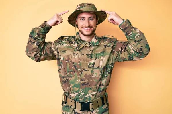 Jeune Homme Caucasien Portant Uniforme Camouflage Armée Souriant Pointant Vers — Photo