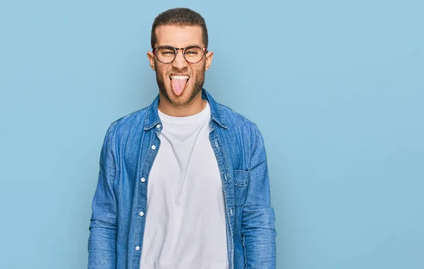 Joven Hombre Caucásico Con Ropa Casual Sacando Lengua Feliz Con —  Fotos de Stock