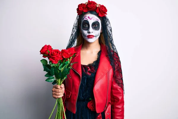 Žena Den Mrtvého Kostýmu Drží Růže Myšlení Postoj Střízlivý Výraz — Stock fotografie