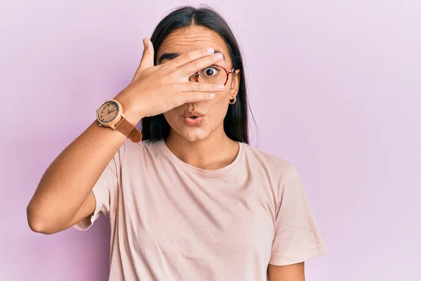 Молодая Азиатская Женщина Повседневной Одежде Очках Подглядывая Шокирующие Закрывающие Лицо — стоковое фото