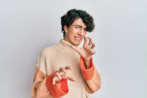 Latynoski Młodzieniec Noszący Luźny Zimowy Sweter Brzydził Się Wyrazem Twarzy — Zdjęcie stockowe