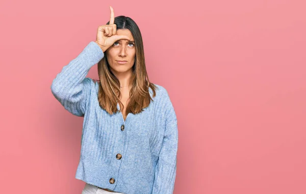 Jonge Vrouw Dragen Casual Kleding Maken Van Mensen Met Vingers — Stockfoto