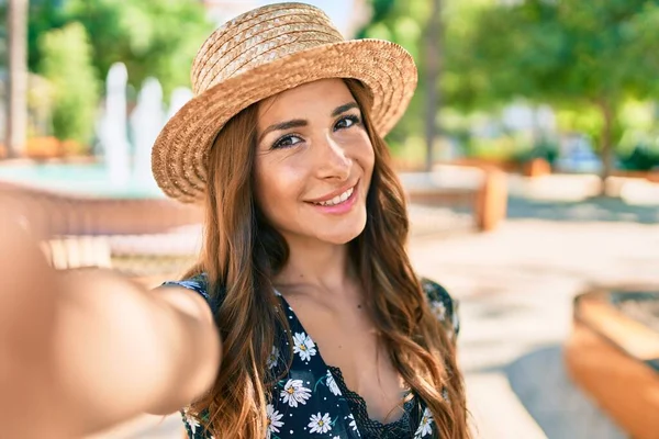 Junge Hispanische Frau Urlaub Lächelt Glücklich Und Macht Selfie Mit — Stockfoto