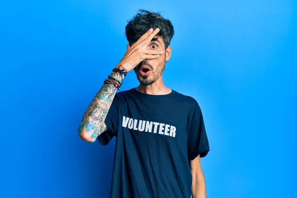 Gönüllü Tişört Giyen Genç Spanyol Adam Şok Içinde Yüzünü Gözlerini — Stok fotoğraf