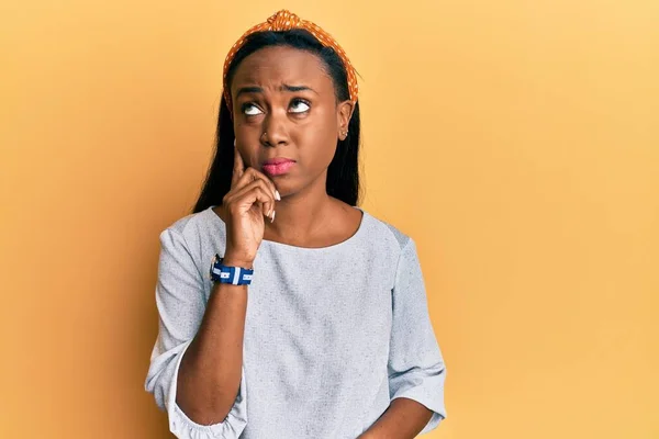 Jovem Mulher Africana Vestindo Roupas Casuais Sobre Fundo Amarelo Rosto — Fotografia de Stock