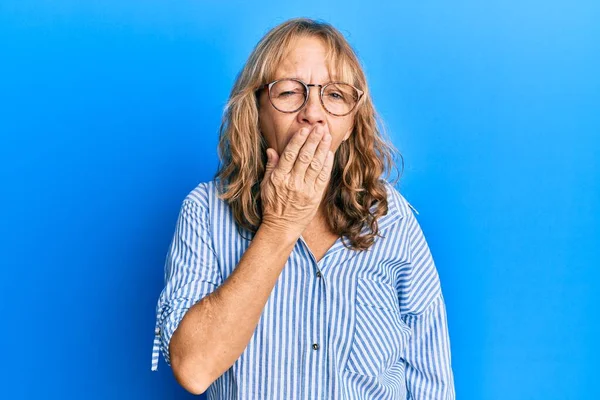 Donna Bionda Mezza Età Che Indossa Vestiti Casual Occhiali Annoiati — Foto Stock