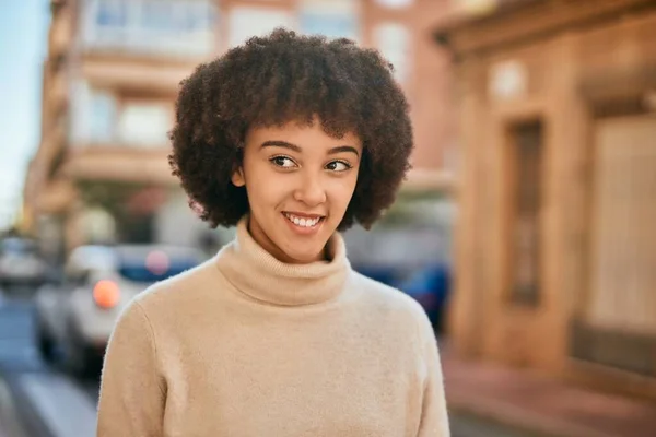 Joven Chica Hispana Sonriendo Feliz Pie Ciudad — Foto de Stock