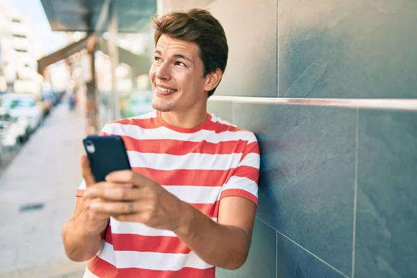 Beyaz Adam Şehirde Akıllı Telefon Kullanarak Mutlu Bir Şekilde Gülümsüyor — Stok fotoğraf