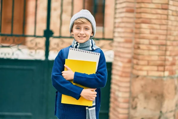 Adorável Estudante Loiro Criança Sorrindo Feliz Segurando Livro Escola — Fotografia de Stock