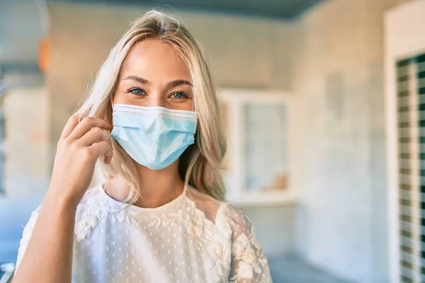 Jovem Caucasiana Usando Máscara Médica Andando Rua Cidade — Fotografia de Stock