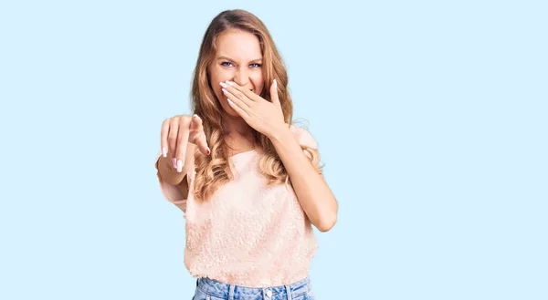 Joven Hermosa Mujer Caucásica Con Cabello Rubio Usando Ropa Casual — Foto de Stock