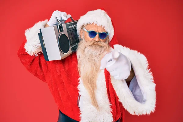 Starý Muž Kostýmu Santa Clause Boomboxu Ukazuje Prstem Kameru Tebe — Stock fotografie