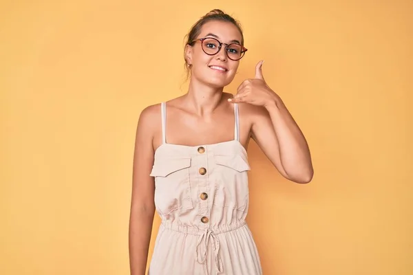 Schöne Kaukasische Frau Sommerkleid Lächelt Und Macht Telefongesten Mit Händen — Stockfoto