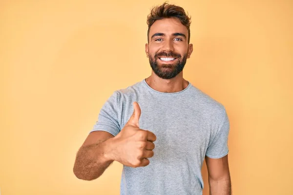 Joven Hombre Hispano Vistiendo Ropa Casual Sonriendo Feliz Positivo Pulgar — Foto de Stock