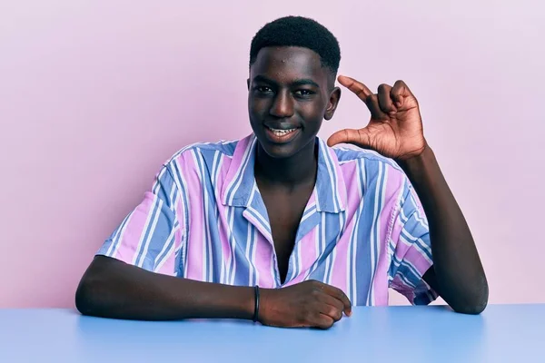 Νεαρός Αφροαμερικάνος Που Φοράει Casual Ρούχα Κάθεται Στο Τραπέζι Χαμογελώντας — Φωτογραφία Αρχείου