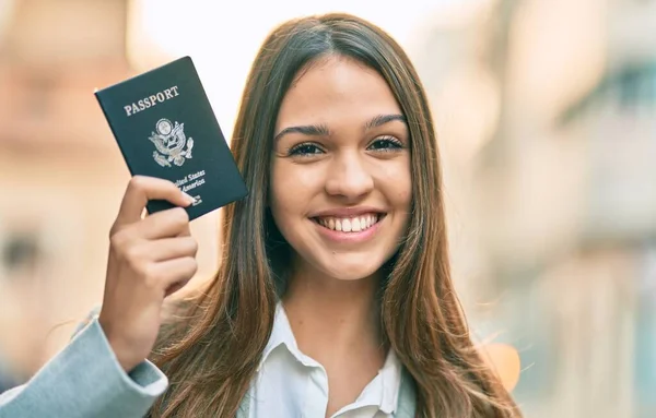年轻的拉丁女商人高兴地微笑着 在城里持着美国护照 — 图库照片