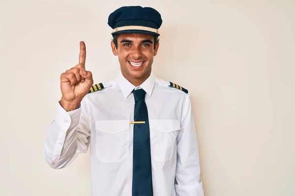 Giovane Uomo Ispanico Indossando Uniforme Pilota Aereo Puntando Dito Verso — Foto Stock