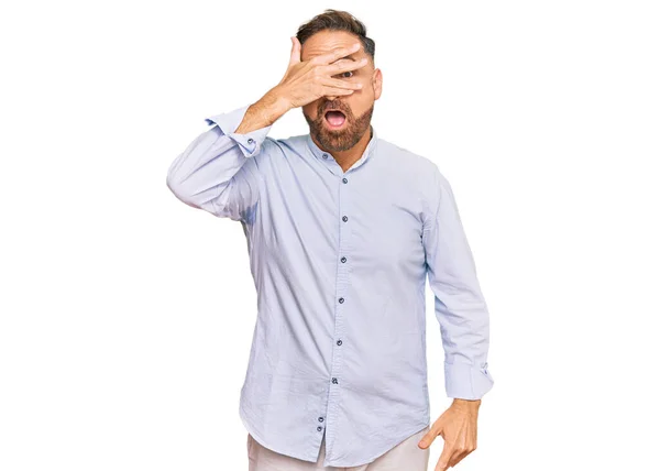Hombre Guapo Mediana Edad Vistiendo Camisa Negocios Asomándose Shock Cubriendo —  Fotos de Stock