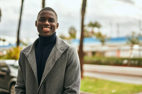 Jeune Homme Afro Américain Souriant Heureux Debout Ville — Photo