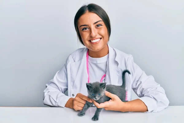 Joven Veterinaria Hispana Sonriendo Feliz Sosteniendo Gato Trabajando Clínica — Foto de Stock