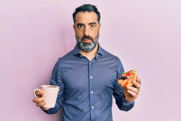 Homem Meia Idade Com Barba Cabelos Grisalhos Bebendo Café Comendo — Fotografia de Stock