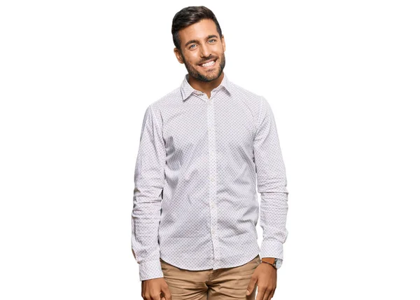 Hezký Hispánec Nosí Obchodní Oblečení Vypadá Pozitivně Šťastně Stojící Usmívá — Stock fotografie