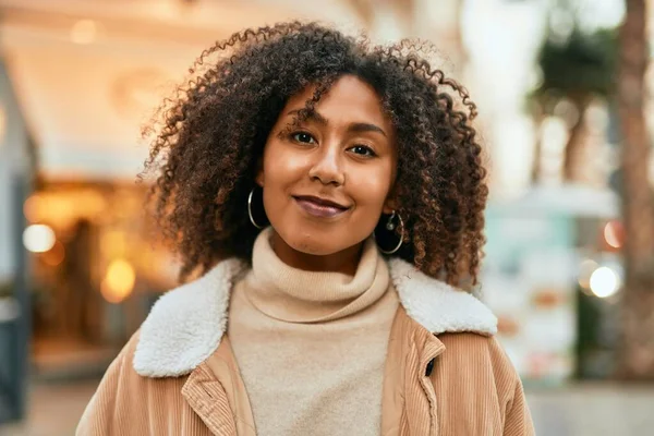 Joven Mujer Afroamericana Sonriendo Feliz Pie Ciudad — Foto de Stock