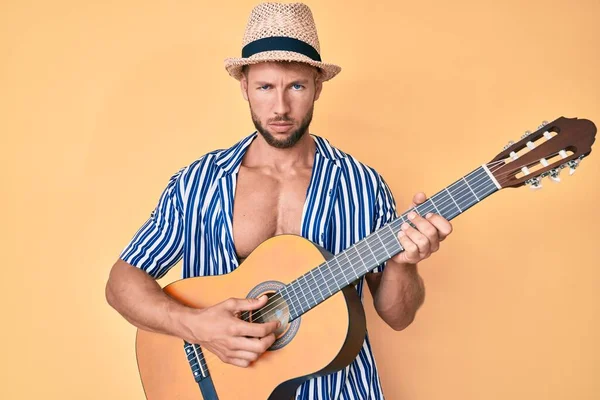 Ung Kaukasisk Man Sommarstil Spelar Klassisk Gitarr Skeptisk Och Nervös — Stockfoto