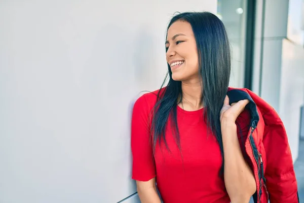 Ung Latinamerikansk Kvinna Ler Glad Lutande Väggen Vid Staden — Stockfoto