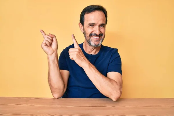 Homem Hispânico Meia Idade Vestindo Roupas Casuais Sentado Mesa Sorrindo — Fotografia de Stock