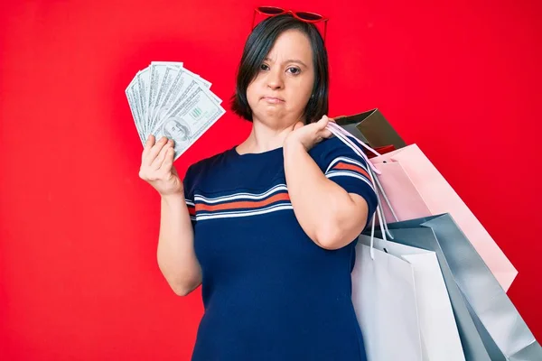 Μπρουνέτ Γυναίκα Σύνδρομο Κρατώντας Τσάντες Για Ψώνια Και Δολάρια Χαλαρή — Φωτογραφία Αρχείου