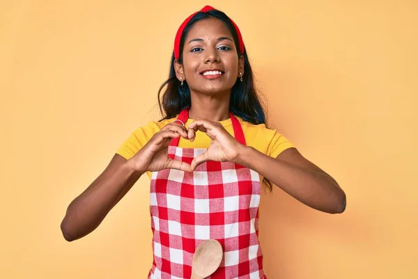 Mladá Indická Dívka Pekařské Zástěře Usmívající Lásce Dělá Rukou Symbol — Stock fotografie