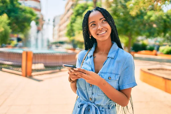 Joven Mujer Afroamericana Sonriendo Feliz Usando Smartphone Ciudad — Foto de Stock