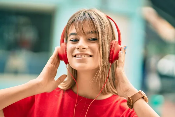 白人のティーン女の子笑顔幸せな使用ヘッドフォンで市内 — ストック写真