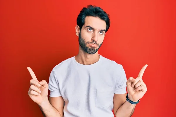 Jovem Hispânico Vestindo Camisa Branca Casual Apontando Para Cima Olhando — Fotografia de Stock