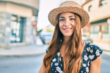 Genç İspanyol kadın tatilde. Gülümsüyor. Şehrin caddesinde mutlu yürüyüşler..