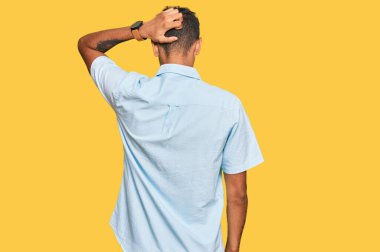 Genç, yakışıklı, Afro-Amerikalı bir adam. Günlük kıyafetlerini ters giymiş. Kuşkuyu kafa kafaya düşünüyor. 