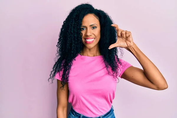 Mulher Afro Americana Meia Idade Vestindo Roupas Casuais Sorrindo Gestos — Fotografia de Stock