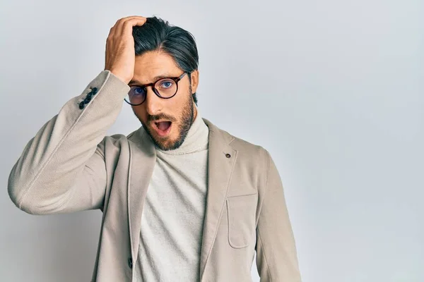 Junger Hispanischer Mann Mit Businessjacke Und Brille Überrascht Mit Hand — Stockfoto