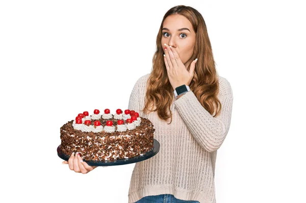 Joven Mujer Rubia Celebrando Cumpleaños Sosteniendo Gran Pastel Chocolate Cubriendo —  Fotos de Stock