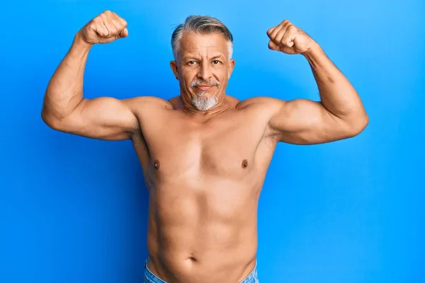 Šedovlasý Muž Středního Věku Který Stál Bez Košile Dělal Fitness — Stock fotografie