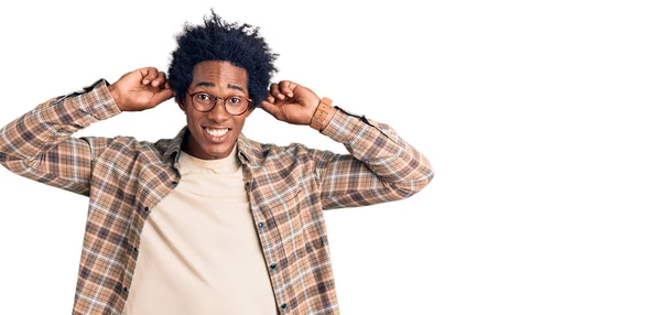 Bonito Homem Americano Africano Com Cabelo Afro Vestindo Roupas Casuais — Fotografia de Stock