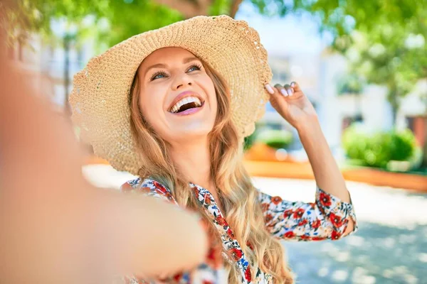 Giovane Bella Donna Bionda Vacanza Indossando Cappello Estivo Sorridente Felice — Foto Stock