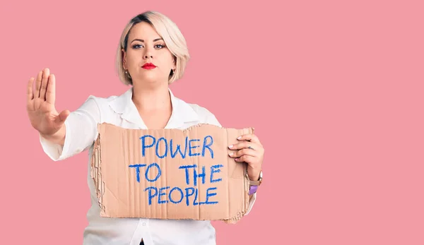Joven Rubia Más Tamaño Mujer Sosteniendo Poder Pancarta Gente Con —  Fotos de Stock