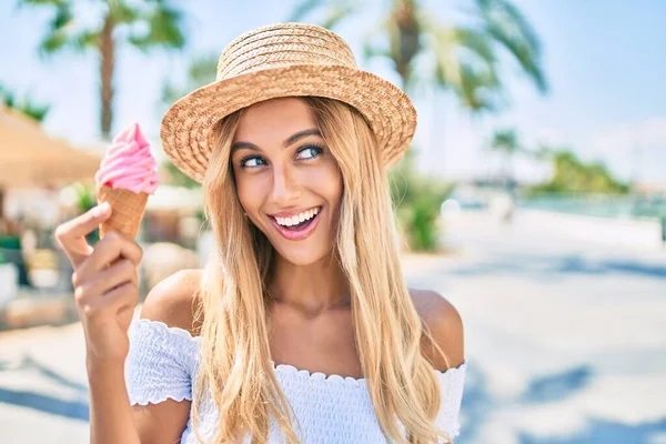 Young Blonde Tourist Girl Smiling Happy Eating Ice Cream City — ストック写真