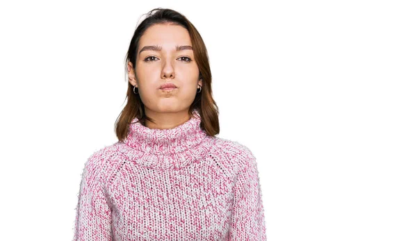 Menina Caucasiana Jovem Vestindo Inverno Suéter Bochechas Inchadas Com Rosto — Fotografia de Stock