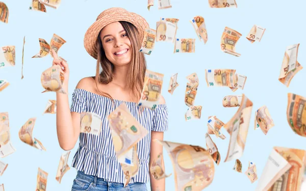 Joven Chica Hermosa Con Sombrero Camiseta Con Una Gran Sonrisa —  Fotos de Stock